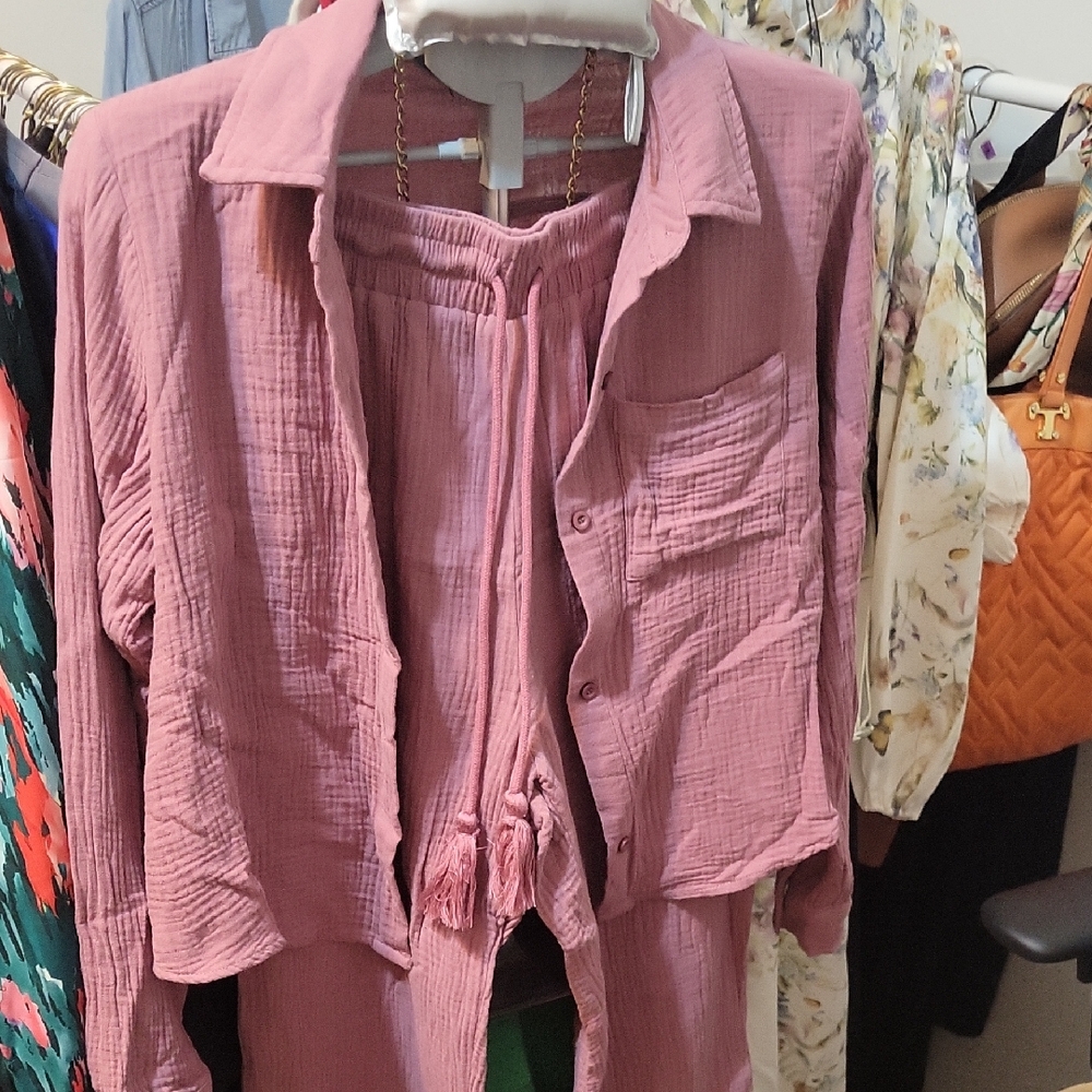 GILLI. Like New. Women's Pink Button-Up Top WITH Matching Pants